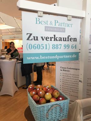 Best & Partner Immobilien - Galerie - Gesundheitsmesse Aschaffenburg Apfelkiste mit Schild