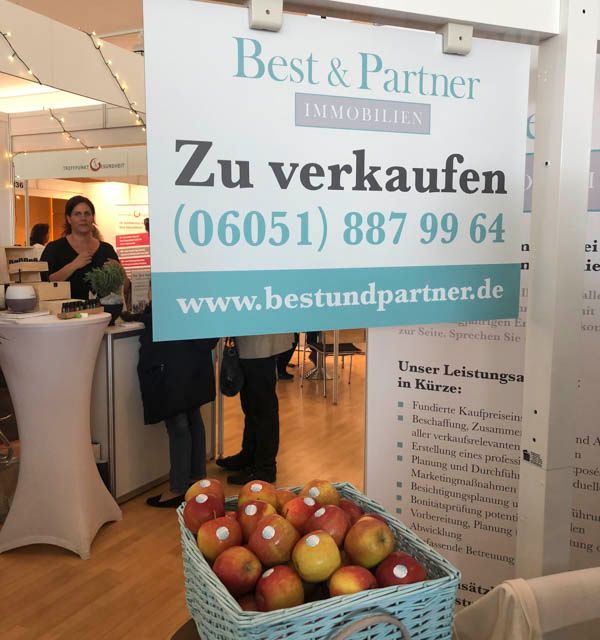 Best & Partner Immobilien - Galerie - Gesundheitsmesse Aschaffenburg Apfelkiste mit Schild