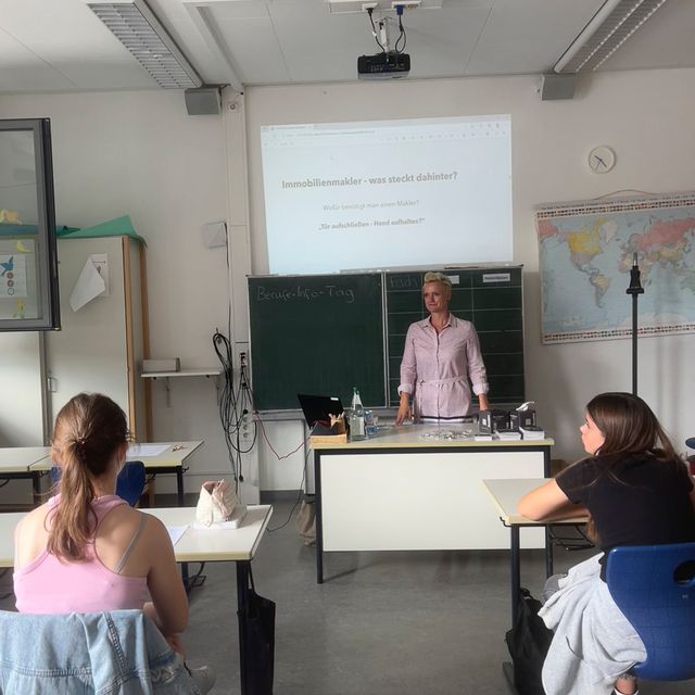 Best & Partner Immobilien - Galerie zum Berufsinformationstag Mädchenrealschule St. Joseph in Großauheim