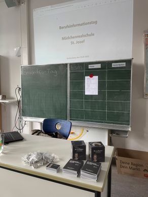 Best & Partner Immobilien - Galerie zum Berufsinformationstag Mädchenrealschule St. Joseph in Großauheim