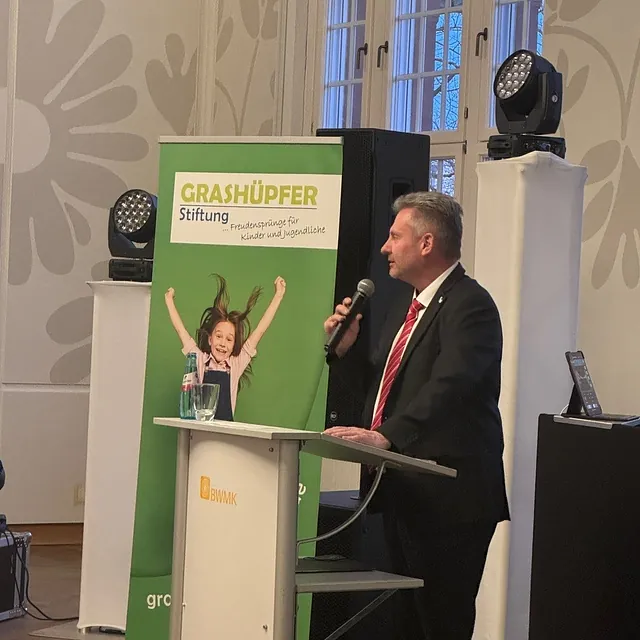 Happy Birthday! 5 Jahre Grashüpfer Stiftung! Freudensprünge für Kinder und Jugendliche.